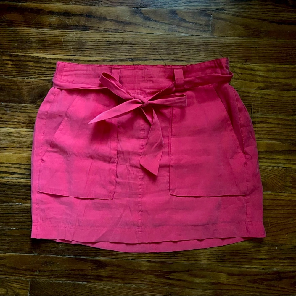 Skirt with a singable bow and pockets.